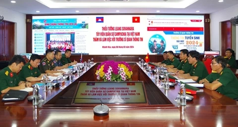 柬埔寨军事武官代表团造访二号陆军军官学校