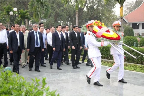越南政府副总理陈红河在奠边遗迹区上香