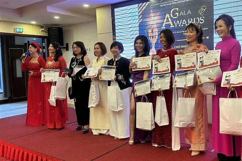 法国越南女企业家表彰会在巴黎举行