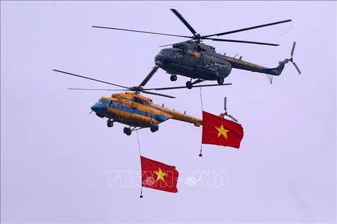 奠边府大捷70周年庆典 九架直升机飞翔敬礼