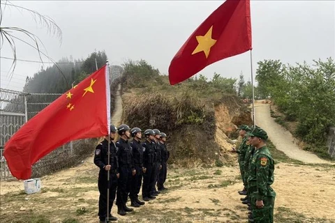 越南河江省边防与中国猛硐边防和边境派出所开展边境巡逻
