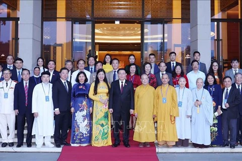 越南国会主席王廷惠会见河内知识分子、宗教界人士和少数民族同胞代表团