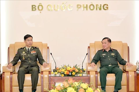 黄春战上将会见柬埔寨驻越南大使馆国防武官
