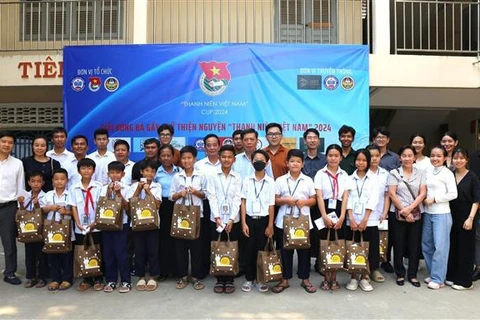 越南留学生向越裔柬埔寨贫困生颁发奖学金