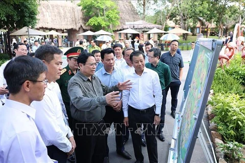 越南政府总理范明政视察并指导解决富国岛紧迫问题