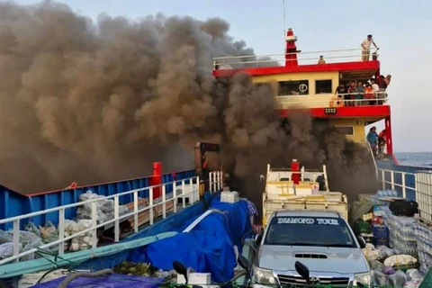 泰国一艘载有近100人游船发生火灾
