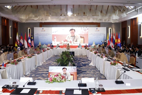 越南财政部长胡德福出席在老挝举行的第28届东盟财长会议