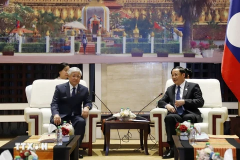 老挝政府总理宋赛·西潘敦高度评价老越两国阵线组织之间的合作