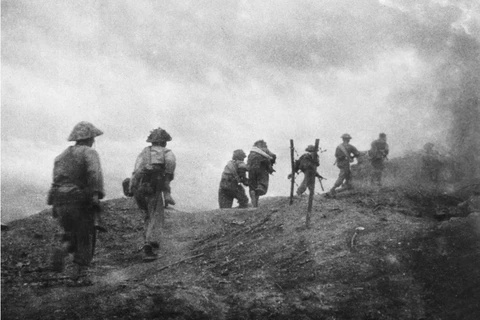 1954年4月10日：法军占领C1丘的一部分，98团部队使用刺刀与敌军肉搏