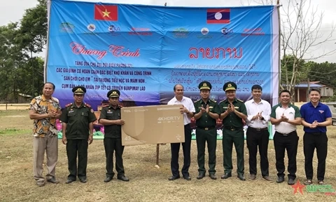 越南胡伯伯部队全心全意关照老挝人民群众的健康