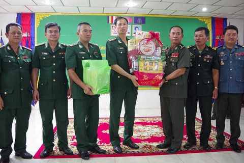 坚江省诸多代表团在柬埔寨传统新年之际开展走访慰问活动