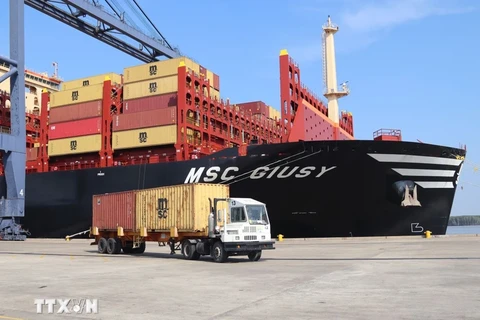 巴地头顿省港口迎接载重吨位超过17万的集装箱船