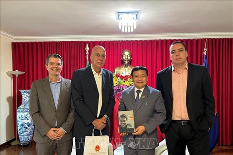巴西里约热内卢市愿与越南加强体育和旅游合作