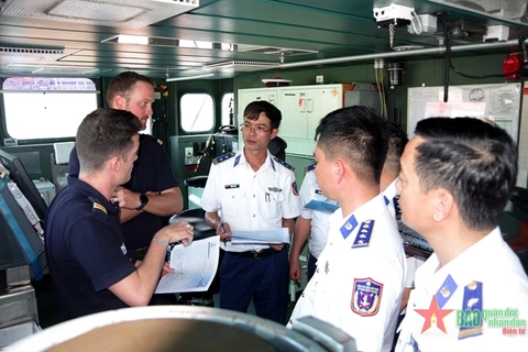 越南海警与法国海军“旺代米亚勒”号巡洋舰进行海上联合演练