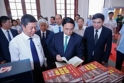 《武元甲——人民的将军》越南语与5种外语双语版图书首发仪式在奠边省举行