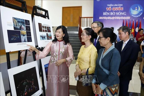  “海浪边的祖国”艺术图片展在老挝开展