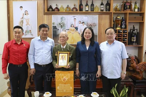 越南国家代主席武氏映春走访慰问奠边战士
