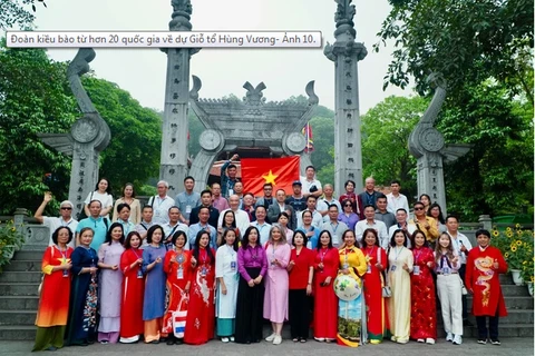 旅居世界20多个国家的越侨代表团回国向雄王敬香