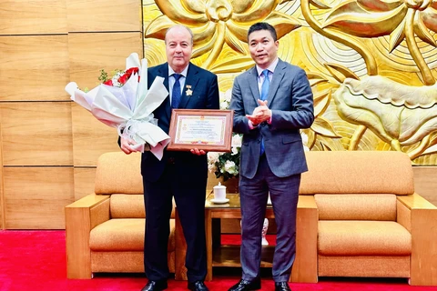 阿尔及利亚驻越南大使荣获“致力于各民族和平与友谊”纪念章
