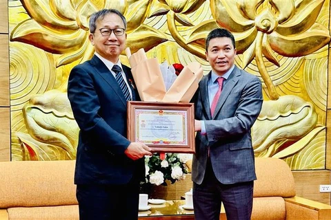 日本驻越南大使荣获“致力于各民族和平与友谊”纪念章