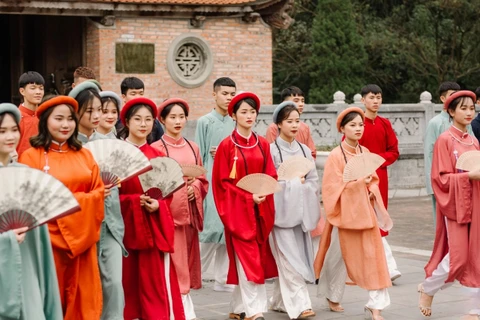年轻人携手保护与弘扬越南民族古风服饰的文化价值