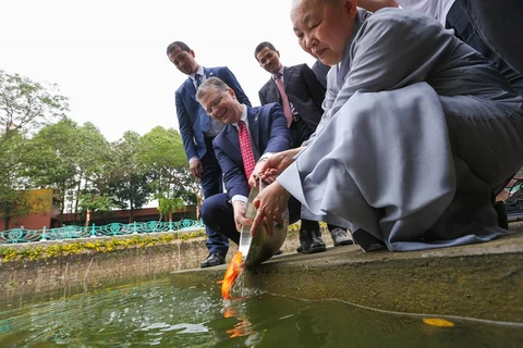 美国驻越南大使克里滕布林克在河内欢度“灶王节”
