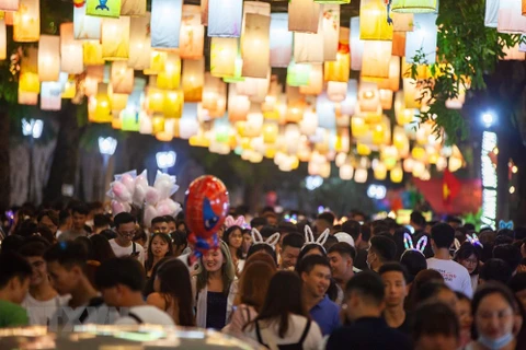 组图：河内古街热闹非凡的中秋夜景