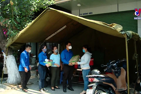 岘港市共青团团员携手并肩打赢疫情防控阻击战