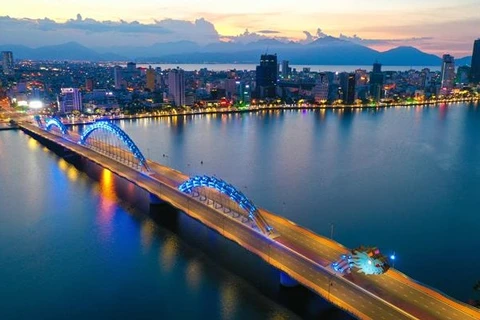 组图：岘港市在实施社交距离措施期间的美丽夜景