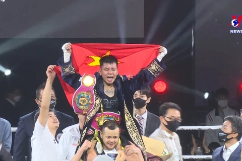 越南运动员获得世界拳击组织轻量级国际拳王金腰带