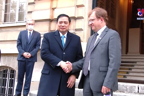 越南政府总理范明政造访巴黎巴斯德研究所