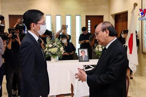 越南领导人赴日本驻越使馆吊唁安倍晋三前首相