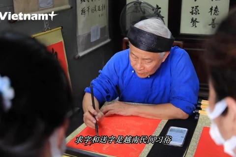 高考前来文庙求字 越南人的美好习俗