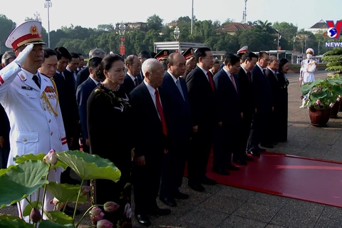 胡志明主席诞辰日：越南党和国家领导人入陵瞻仰胡伯伯遗容