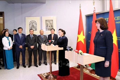 组图：越南国会主席阮氏金银同白俄罗斯高级领导举行会见会谈