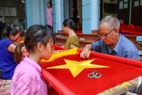 组图：70年缝制国旗的慈云村以传统刺绣和纺织产品而闻名