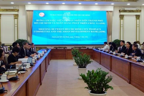 胡志明市人民委员会主席阮成峰会见亚行驻越南首席代表