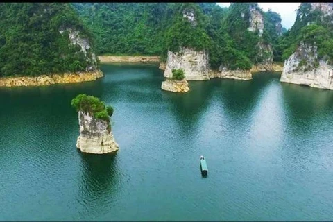 纳杭湖被誉为宣光省的“陆上下龙湾”