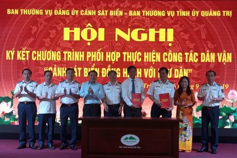 越南海警与广治省渔民并肩同行