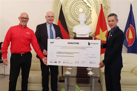 德国友人向越南捐赠近80亿越盾的医疗设备