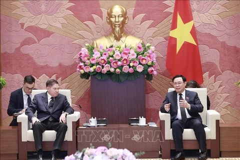 越南国会主席王廷惠会见俄罗斯联邦最高法院首席大法官维亚切斯拉夫·列别杰夫