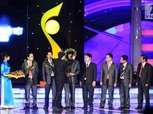 《2010年越南人才》颁发奖状仪式