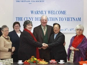 越南各友谊组织协会会长武春红会见了美国纽约综合大学代表团