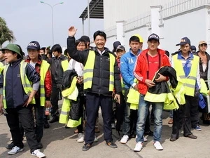 越南劳动者回到内排国际机场