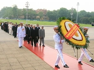  党和国家领导人瞻仰胡志明主席陵墓并敬献花圈