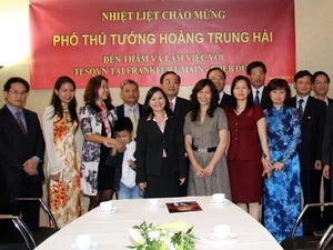 政府副总理黄忠海会见越南海外企业代表