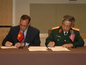 越南国防部副部长阮志咏中将与美国国防部副助理部长薛尔 （Robert Scher） 签署了有关推动两国国防合作备忘录