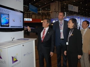 陈德莱副部长和代表团参观2011年世界电信展