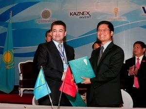 越南工商会与哈萨克斯坦工商会的签署仪式