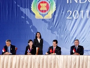 阮晋勇总理与东盟各领导人签署《巴厘宣言》